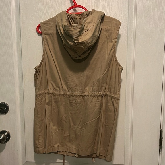 Easy Street Cargo Vest - Picture 2 of 3